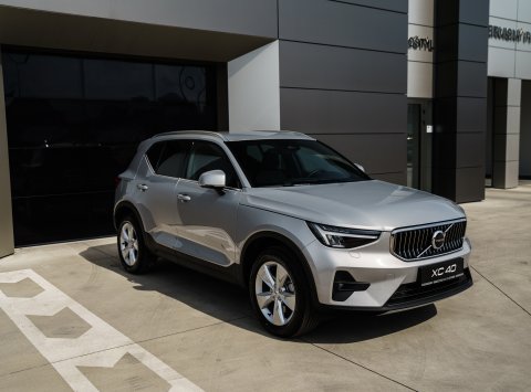 Volvo XC40 B4 AWD AT7 PLUS BRIGHT