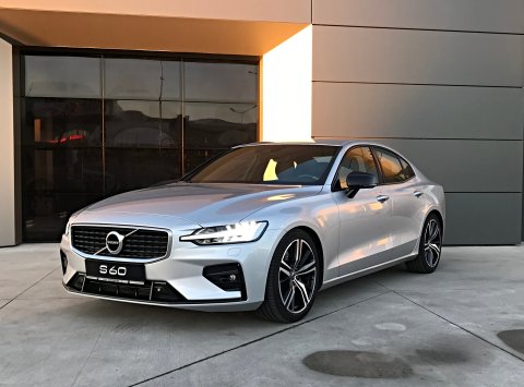 Volvo S60 T5 FWD AT8 R-Design