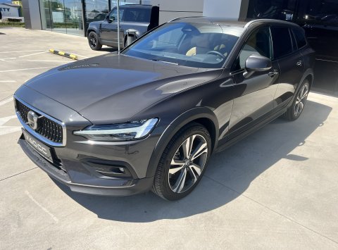 Volvo V60 Cross Country B5 AWD PLUS BRIGHT Mild-Hybrid benzín